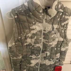 Women’s The North Face thermoball vest, NWT